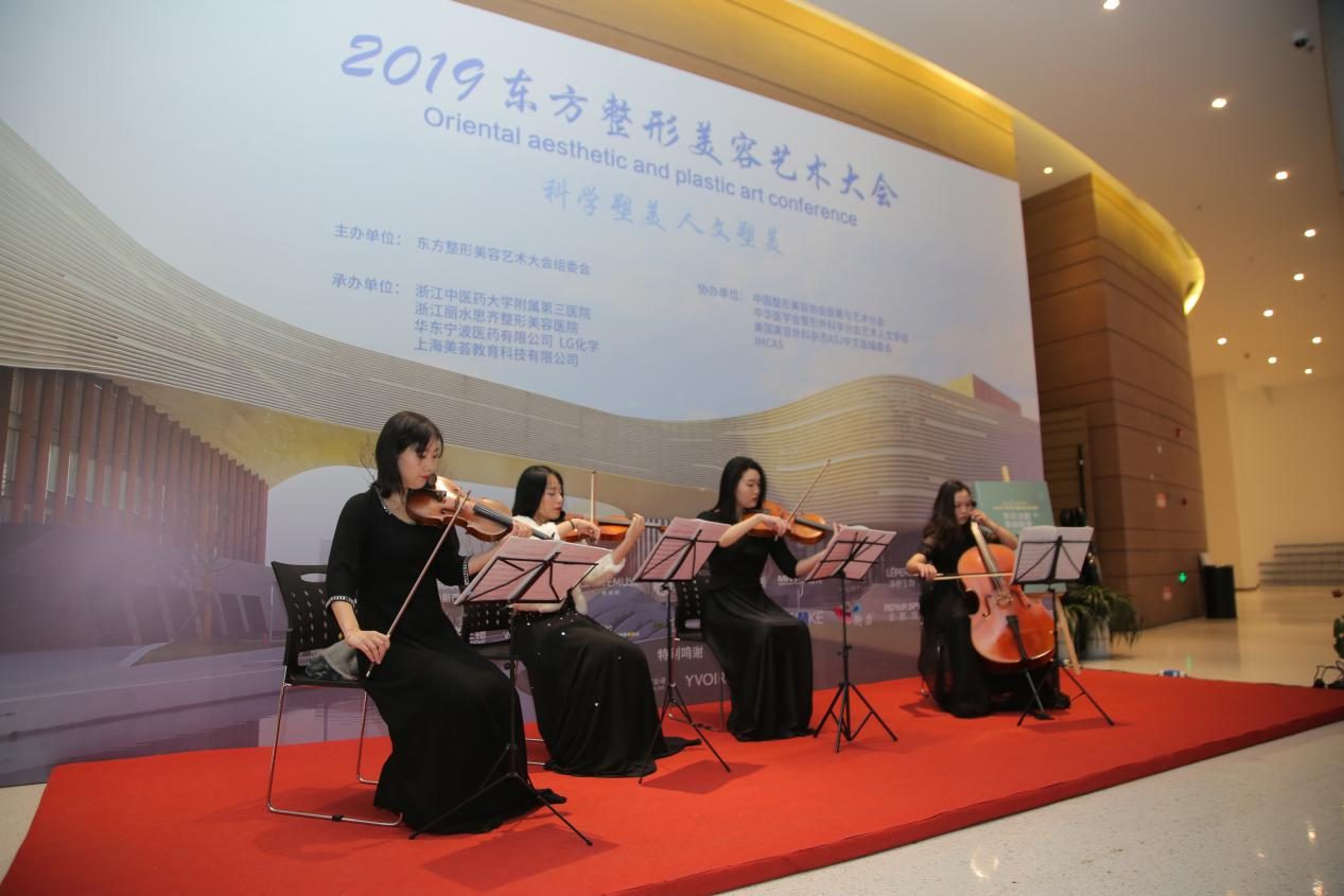 大厅优雅的演奏家欢迎参会者